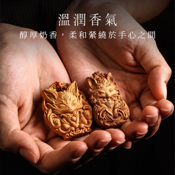 原木香 九尾狐佛牌(花冠靈狐/守護靈狐) 澳洲老山檀香 老山檀 靈狐佛牌 雕刻藝品 佛牌 招桃花 愛情運 招財 財運 防小人 避邪 送禮 澳洲老山檀香,老山檀,澳洲,檀香,佛牌,九尾狐,靈狐,花冠靈狐,守護靈狐,狐狸,吊飾,項鍊,掛墜
