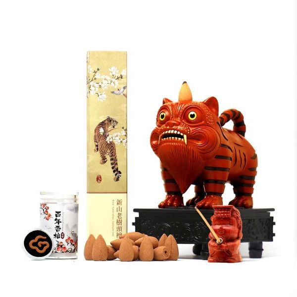 原木香 招財虎爺香爐 倒流香爐 倒流香爐 招財香爐 風水香爐 盤香爐 香塔爐 香具 小盤香 無黏香 銅香爐 招財開運 聚財擺設 財位擺件 鎮宅擺件 風水招財 鎮宅化煞 擋煞擺件 守財神器 開運小物 招財風水擺設 香爐,迷你香爐,黃銅香爐,隨身香爐,東方美學,鏤空香爐,香道用品,香氛擺件,茶席香爐,送禮香爐,佛具推薦,祈福香爐,手工香爐,禪風家飾,小香爐推,原木香