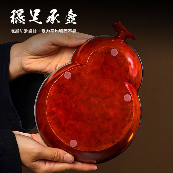 原木香 天福壺承 約500ml 石榴紅 青琅軒 大容量 壺承 茶具 手工製作 紫銅 黃銅 茶器 茶道 茶道配件 香道器具 茶承 茶席美學 紫銅壺承,茶具,茶道壺承,泡茶壺承,茶席配件,銅壺承,手工壺承,茶具承盤,壺承,茶承,紫銅器,茶道器,茶道配件,香道器具,茶席美學,沉香茶具,茶盤,茶器,香席道具,手作器物,茶具承水,銅器,三足器