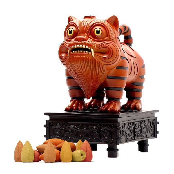 原木香 招財虎爺香爐 倒流香爐 倒流香爐 招財香爐 風水香爐 盤香爐 香塔爐 香具 小盤香 無黏香 銅香爐 招財開運 聚財擺設 財位擺件 鎮宅擺件 風水招財 鎮宅化煞 擋煞擺件 守財神器 開運小物 招財風水擺設 香爐,迷你香爐,黃銅香爐,隨身香爐,東方美學,鏤空香爐,香道用品,香氛擺件,茶席香爐,送禮香爐,佛具推薦,祈福香爐,手工香爐,禪風家飾,小香爐推,原木香