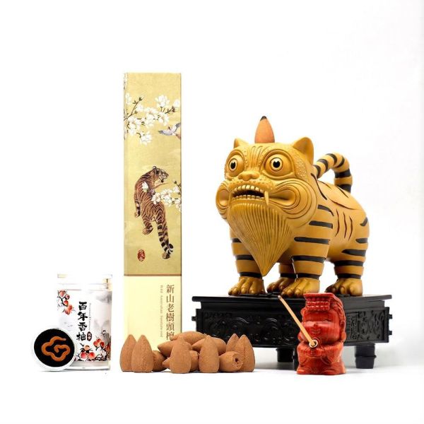 原木香 招財虎爺香爐 倒流香爐 倒流香爐 招財香爐 風水香爐 盤香爐 香塔爐 香具 小盤香 無黏香 銅香爐 招財開運 聚財擺設 財位擺件 鎮宅擺件 風水招財 鎮宅化煞 擋煞擺件 守財神器 開運小物 招財風水擺設 香爐,迷你香爐,黃銅香爐,隨身香爐,東方美學,鏤空香爐,香道用品,香氛擺件,茶席香爐,送禮香爐,佛具推薦,祈福香爐,手工香爐,禪風家飾,小香爐推,原木香