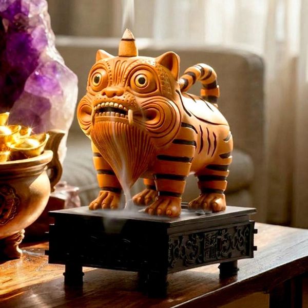 原木香 招財虎爺香爐 倒流香爐 倒流香爐 招財香爐 風水香爐 盤香爐 香塔爐 香具 小盤香 無黏香 銅香爐 招財開運 聚財擺設 財位擺件 鎮宅擺件 風水招財 鎮宅化煞 擋煞擺件 守財神器 開運小物 招財風水擺設 香爐,迷你香爐,黃銅香爐,隨身香爐,東方美學,鏤空香爐,香道用品,香氛擺件,茶席香爐,送禮香爐,佛具推薦,祈福香爐,手工香爐,禪風家飾,小香爐推,原木香