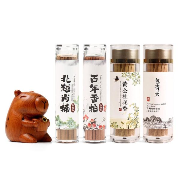 原木香【限量300組】卡皮巴拉香插 悠閒薰香組 水豚 百年香柏 龍柏 果香 Q版造型 套組 無黏香 桂花香 台灣肖楠樹頭 北越肖楠 桌面小物 擺設 原木公仔 藝品 避邪 淨化 磁場 守財 招財 好人緣 卡皮巴拉香插,水豚,香插,香柏香插,百年香柏,香柏,龍柏,套組,無黏香,無拈香,桂花,黃金桂花,香柏無黏香,肖楠,梢楠,北越肖楠,肖楠無黏香,台灣肖楠,樹頭,包青天
