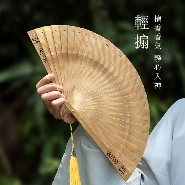 原木香 澳洲老山檀香扇 原木扇 摺扇 摺疊扇 檀香扇子 老山檀 手工打磨 雷射雕刻扇 木香扇  附流蘇 立架 原木擺設 開運送禮 家居擺件 玄關擺飾 中式風格裝飾 老山檀,檀香,澳洲老山,老山檀香,檀香扇,原木扇,扇子,摺疊扇,摺扇,古風扇子,古韻風扇子,手工扇,木頭扇子,木製扇,原木禮品,