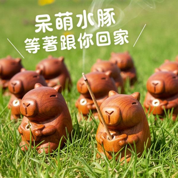 原木香【限量300組】卡皮巴拉香插 悠閒薰香組 水豚 百年香柏 龍柏 果香 Q版造型 套組 無黏香 桂花香 台灣肖楠樹頭 北越肖楠 桌面小物 擺設 原木公仔 藝品 避邪 淨化 磁場 守財 招財 好人緣 卡皮巴拉香插,水豚,香插,香柏香插,百年香柏,香柏,龍柏,套組,無黏香,無拈香,桂花,黃金桂花,香柏無黏香,肖楠,梢楠,北越肖楠,肖楠無黏香,台灣肖楠,樹頭,包青天