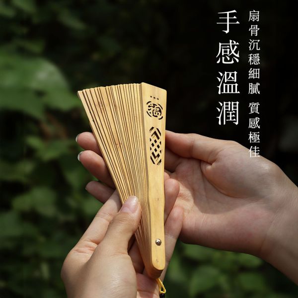 原木香 澳洲老山檀香扇 原木扇 摺扇 摺疊扇 檀香扇子 老山檀 手工打磨 雷射雕刻扇 木香扇  附流蘇 立架 原木擺設 開運送禮 家居擺件 玄關擺飾 中式風格裝飾 老山檀,檀香,澳洲老山,老山檀香,檀香扇,原木扇,扇子,摺疊扇,摺扇,古風扇子,古韻風扇子,手工扇,木頭扇子,木製扇,原木禮品,