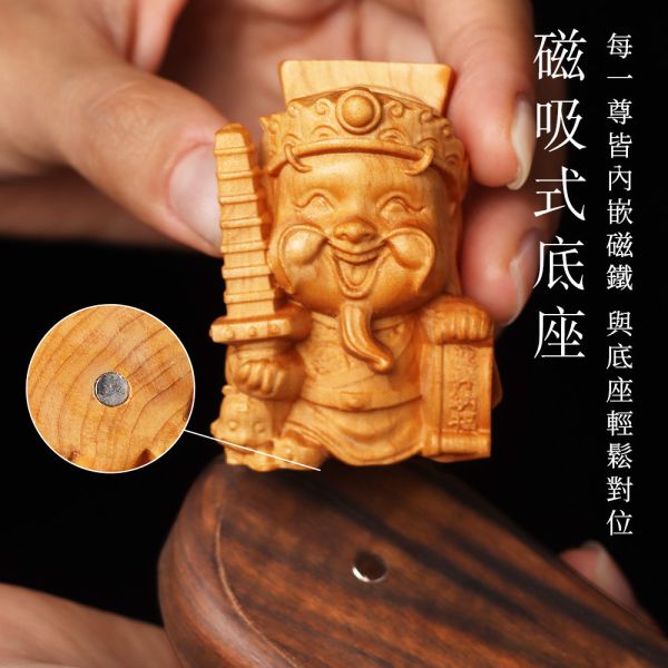 原木香 百年崖柏 古崖柏 雕刻藝品 五路財神 五福財神 算盤財神 如意財神 寶盆財神 托塔財神 元寶財神 守護神 保平安 招財 招貴人 避邪 手把件 原木藝品 崖柏,百年崖柏,雕刻藝品,古崖柏,五路財神,五福財神,算盤財神,如意財神,寶盆財神,托塔財神,元寶財神,守護神,擺件,桌面小物,手把件,原木藝品
