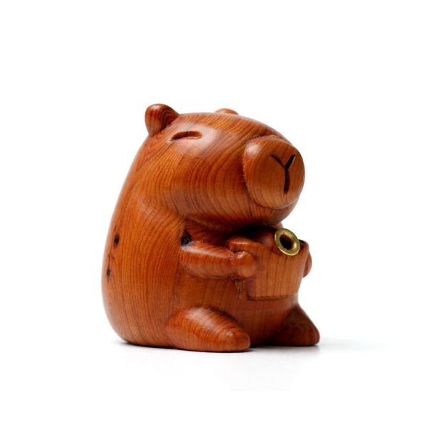 原木香【限量300組】卡皮巴拉香插 悠閒薰香組 水豚 百年香柏 龍柏 果香 Q版造型 套組 無黏香 桂花香 台灣肖楠樹頭 北越肖楠 桌面小物 擺設 原木公仔 藝品 避邪 淨化 磁場 守財 招財 好人緣 卡皮巴拉香插,水豚,香插,香柏香插,百年香柏,香柏,龍柏,套組,無黏香,無拈香,桂花,黃金桂花,香柏無黏香,肖楠,梢楠,北越肖楠,肖楠無黏香,台灣肖楠,樹頭,包青天