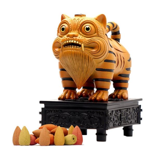 原木香 招財虎爺香爐 倒流香爐 倒流香爐 招財香爐 風水香爐 盤香爐 香塔爐 香具 小盤香 無黏香 銅香爐 招財開運 聚財擺設 財位擺件 鎮宅擺件 風水招財 鎮宅化煞 擋煞擺件 守財神器 開運小物 招財風水擺設 香爐,迷你香爐,黃銅香爐,隨身香爐,東方美學,鏤空香爐,香道用品,香氛擺件,茶席香爐,送禮香爐,佛具推薦,祈福香爐,手工香爐,禪風家飾,小香爐推,原木香