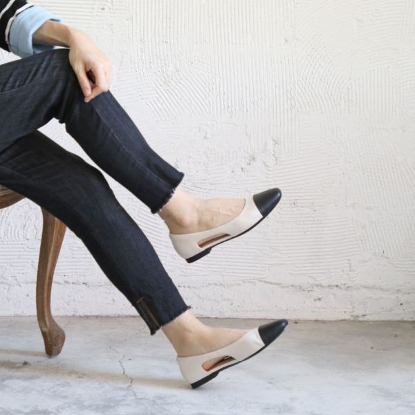 【現貨】 世界系列_優雅感拼接鏤空方頭便鞋 