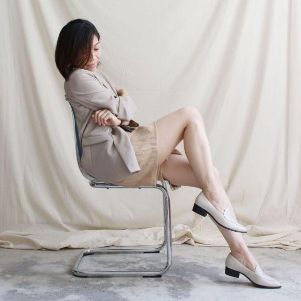 【現貨】【特殊色_米白】外尖內圓素面俐落樂福鞋 