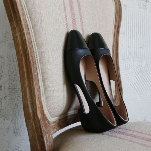 【現貨】 世界系列_優雅感拼接鏤空方頭便鞋 