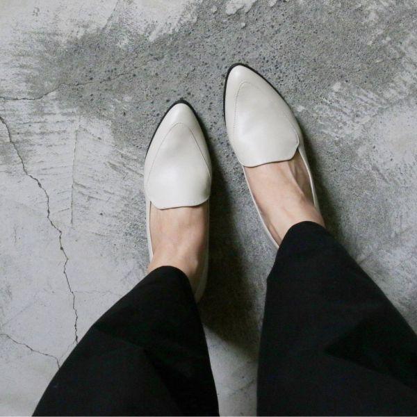 【現貨】【特殊色_米白】外尖內圓素面俐落樂福鞋 