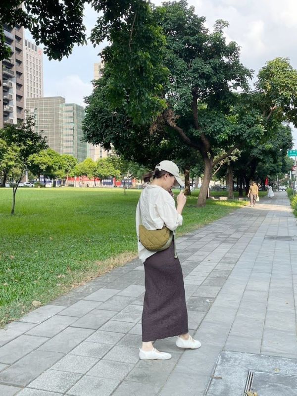 【現貨】不分性別尼龍斜肩背包-芥黃色菱格紋 