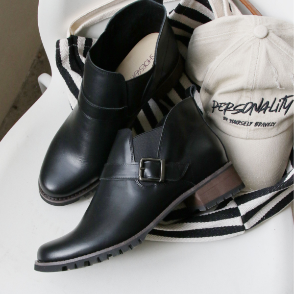 【師傅，你做錯了！】【現貨布面內裡】寬腳版友善_帥氣鬆緊帶機車靴 