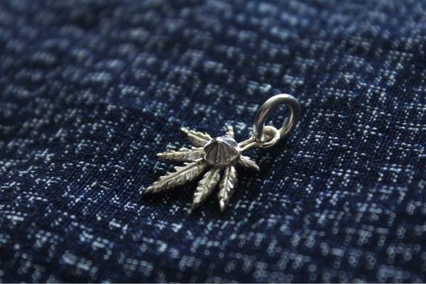 KinG Smith - 小麻葉點銀菊(訂製) 小麻葉,墜飾,點銀菊,King smith,handmade,手作,indian,jewellery,leather craft,silver,雷鳥,銀羽,風切羽,銀菊,點金,訂製,印地安銀飾,台南,老派,mr old