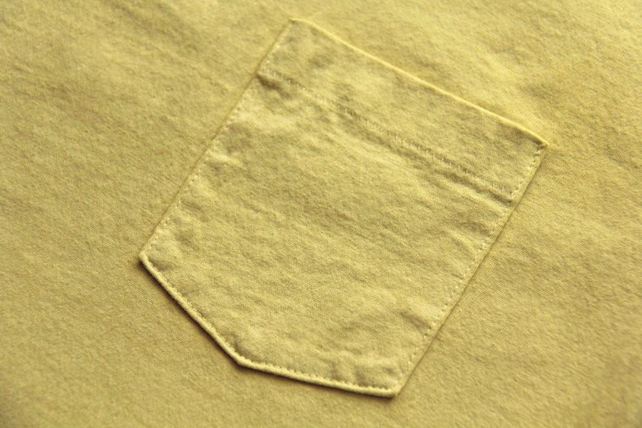 SURE'S POCKET TEE (DRIED MOSS) 日本製,名古屋,獨立服裝廠,白t,圓筒衣身,不易變形短t,丹寧,Pigment Dye染,台南 逛街,男性 穿搭,夏天 男 短t,