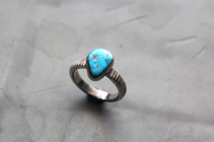 KinG Smith - 刻痕戒(Kingman TQ)-現貨#12 KinG Smith,戒指,handmade,silver,雷鳥,銀羽,風切羽,銀菊,先金,點金,綠松石,風野鷲,鷹爪,訂製,印地安銀飾,台南逛街,,mr old,銀器,navajo,