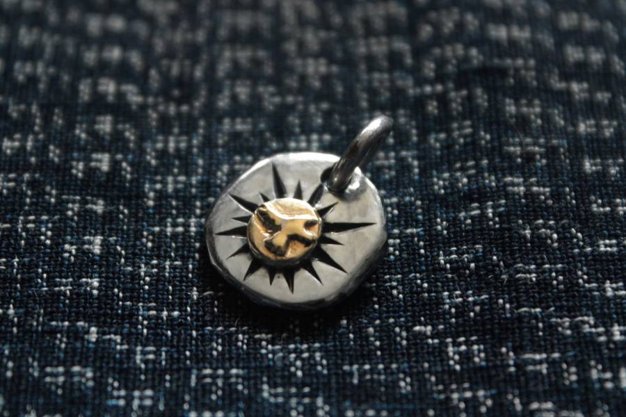 KinG Smith - 18K點金M號小銀牌/浮雕展翅旭日線/訂製 King smith,handmade,手作,indian,jewellery,leather craft,silver,雷鳥,銀羽,風切羽,銀菊,先金,點金,綠松石,風野鷲,鷹爪,訂製,印地安銀飾,藥輪,台南,台南逛街,台南男裝,選物店,老派,mr old