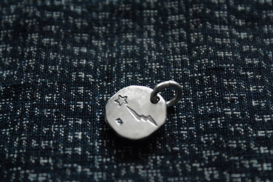 KinG Smith - 18K點金M號小銀牌/浮雕展翅旭日線/訂製 King smith,handmade,手作,indian,jewellery,leather craft,silver,雷鳥,銀羽,風切羽,銀菊,先金,點金,綠松石,風野鷲,鷹爪,訂製,印地安銀飾,藥輪,台南,台南逛街,台南男裝,選物店,老派,mr old