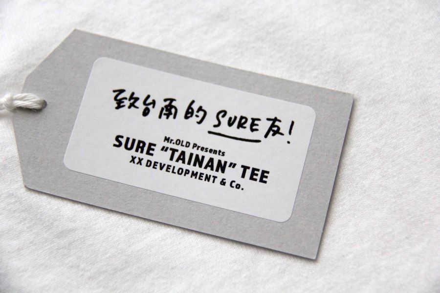 SURE'S TEE x TAINAN ’25 日本 XX DEVELOPMENT,台南 400,台南 聯名 t, 台南 美食 甜,養褲,城市t,SURE MEG,男 短t 厚,日本製,名古屋 服裝廠,圓筒 白t ,不易變形短t,