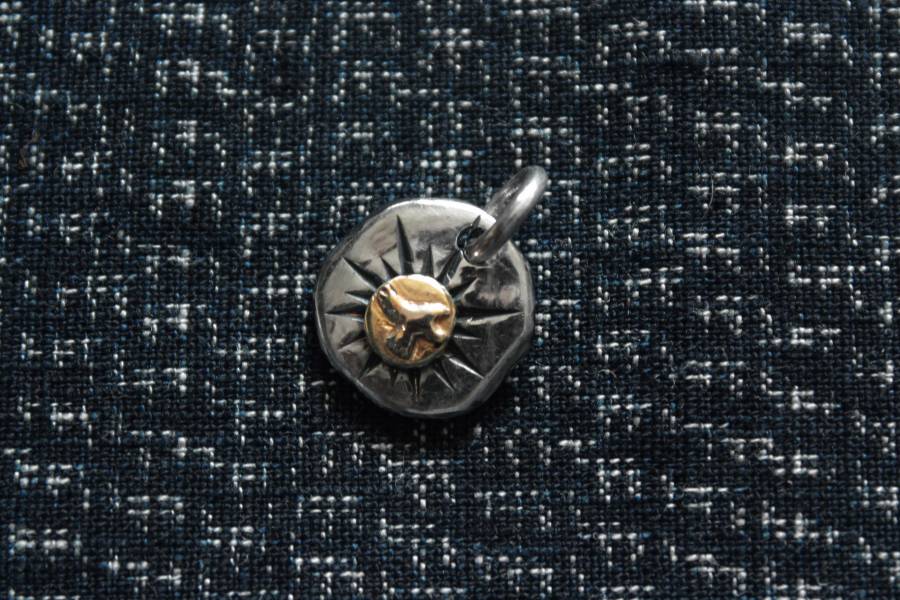 KinG Smith - 18K點金M號小銀牌/浮雕展翅旭日線/訂製 King smith,handmade,手作,indian,jewellery,leather craft,silver,雷鳥,銀羽,風切羽,銀菊,先金,點金,綠松石,風野鷲,鷹爪,訂製,印地安銀飾,藥輪,台南,台南逛街,台南男裝,選物店,老派,mr old