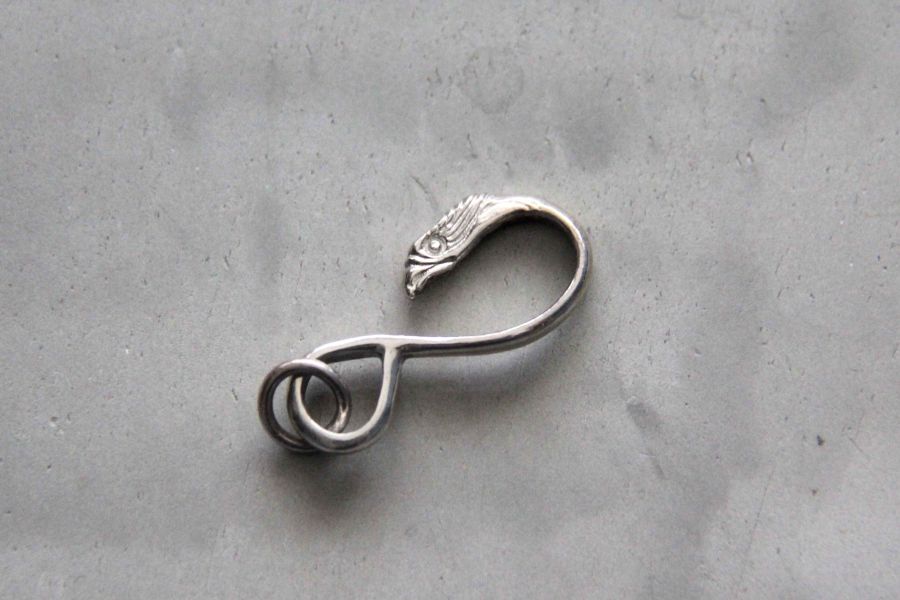 KinG Smith- 鷹鉤(現貨) King smith,handmade,手作,indian,jewellery,leather craft,silver,雷鳥,銀羽,風切羽,銀菊,先金,點金,綠松石,風野鷲,鷹爪,訂製,印地安銀飾,藥輪,台南,台南逛街,台南男裝,選物店,老派,mr old