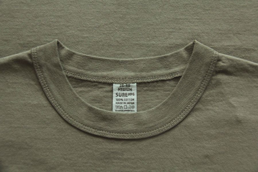 SURE'S POCKET TEE (OLIVE) 日本製,名古屋,獨立服裝廠,白t,圓筒衣身,不易變形短t,丹寧,Pigment Dye染,台南 逛街,男性 穿搭,夏天 男 短t,