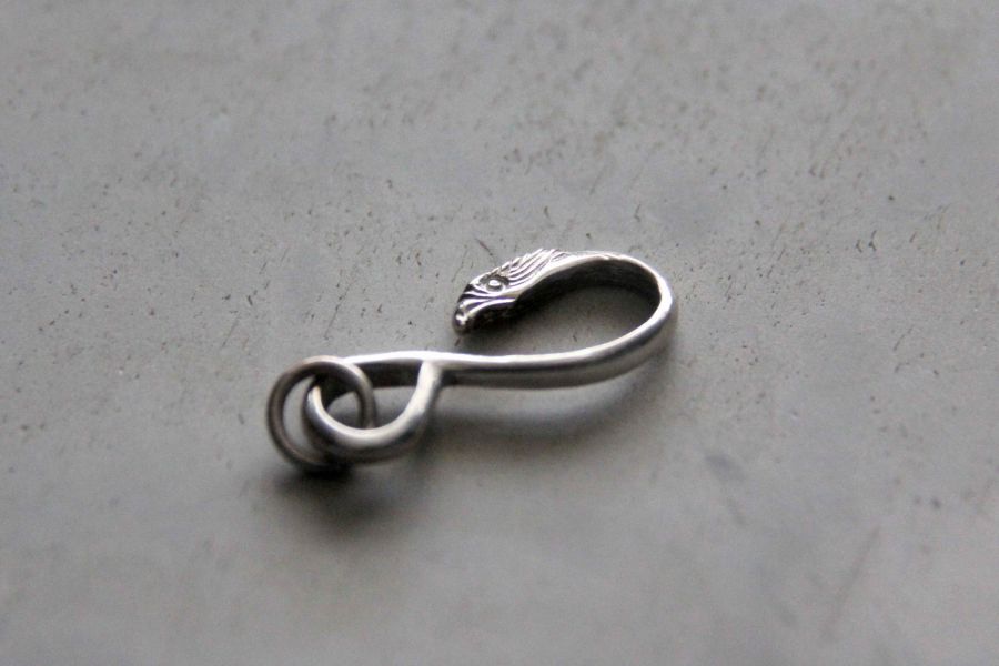 KinG Smith- 鷹鉤(現貨) King smith,handmade,手作,indian,jewellery,leather craft,silver,雷鳥,銀羽,風切羽,銀菊,先金,點金,綠松石,風野鷲,鷹爪,訂製,印地安銀飾,藥輪,台南,台南逛街,台南男裝,選物店,老派,mr old