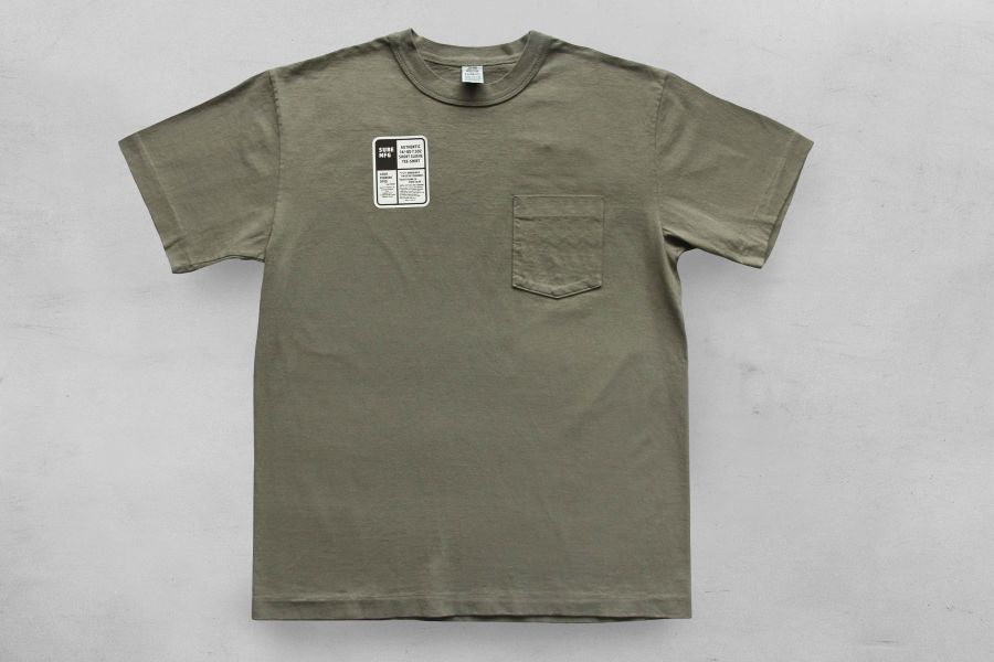 SURE'S POCKET TEE (OLIVE) 日本製,名古屋,獨立服裝廠,白t,圓筒衣身,不易變形短t,丹寧,Pigment Dye染,台南 逛街,男性 穿搭,夏天 男 短t,