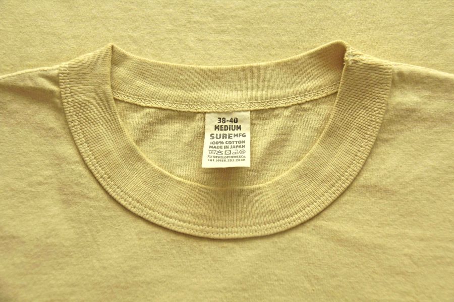 SURE'S POCKET TEE (DRIED MOSS) 日本製,名古屋,獨立服裝廠,白t,圓筒衣身,不易變形短t,丹寧,Pigment Dye染,台南 逛街,男性 穿搭,夏天 男 短t,