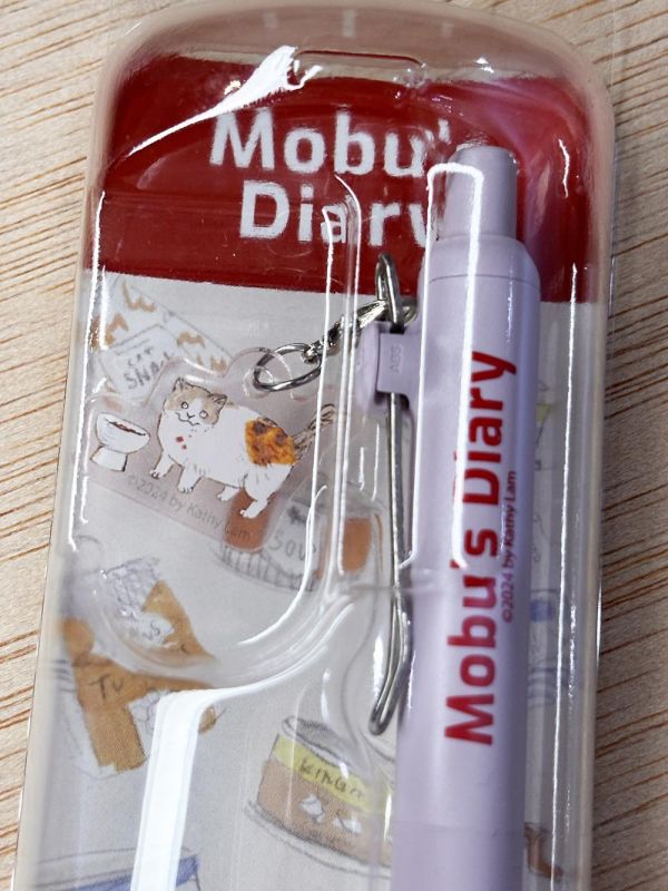 限量吊飾款uniball ZENTO自動筆 - Moby's Diary系列 摸布想自己賺罐罐, 黑山的烏鴉, Kathy Lam, 手繪貓咪