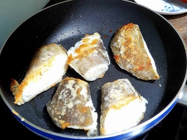 《免運》特大鱈魚尾(扁鱈) (比目魚) 每箱淨重2kg 約12-13片左右 