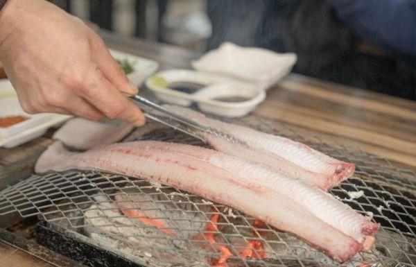 排單生產中 收到都是最新鮮品質 **最慢22號寄出*** 猿村屋（ 外銷日本） 白鰻片 每包 400~600克 油煎 三杯 燒烤 都好吃 
