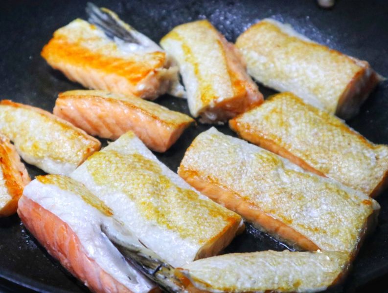 特級鮭魚肚條 **去皮無刺** 料理更加萬用 