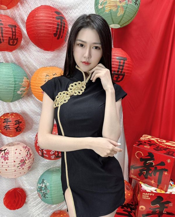 M-3XL黑色大金扣短旗袍 高衩旗袍大尺碼 M-3XL黑色大金扣短旗袍 高衩旗袍 大尺碼旗袍金色元素尾牙旗袍 筱雅衣舖【BT1129】