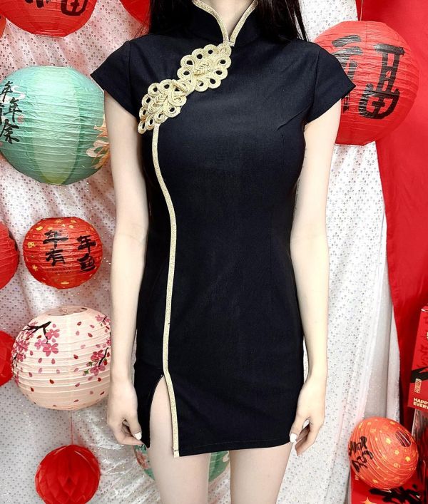 M-3XL黑色大金扣短旗袍 高衩旗袍大尺碼 M-3XL黑色大金扣短旗袍 高衩旗袍 大尺碼旗袍金色元素尾牙旗袍 筱雅衣舖【BT1129】