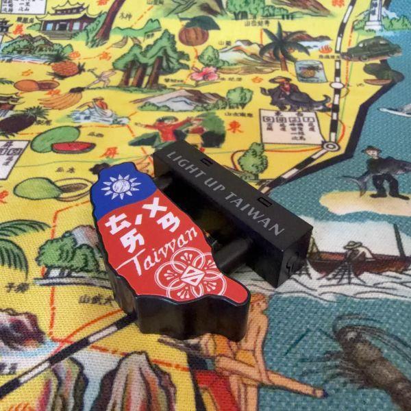 我愛台灣-磁吸雙面LED小燈箱 雙面LED小燈箱,磁吸雙面燈箱,台灣,我愛台灣,I love taiwan,小燈箱,磁鐵,吸鐵小招牌,冰箱吸小燈箱,造型磁,復古招牌,辦公桌小物,收藏品,文創商品,台灣文化,懷舊商品,復古風,紀念商品,台灣味,台灣文創,懷舊設計。