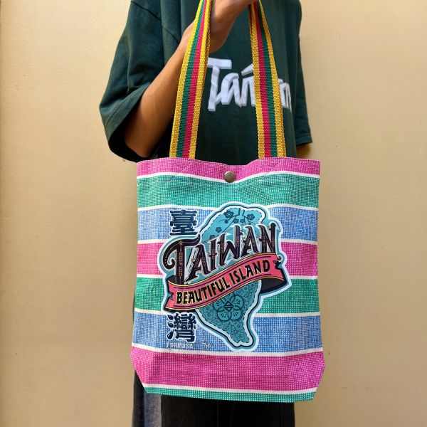 美麗寶島-嘎嘰肩揹提袋 文創商品,台灣文化,懷舊商品,復古風,紀念商品,台灣味,台灣文創,杯墊,磁鐵,懷舊設計。