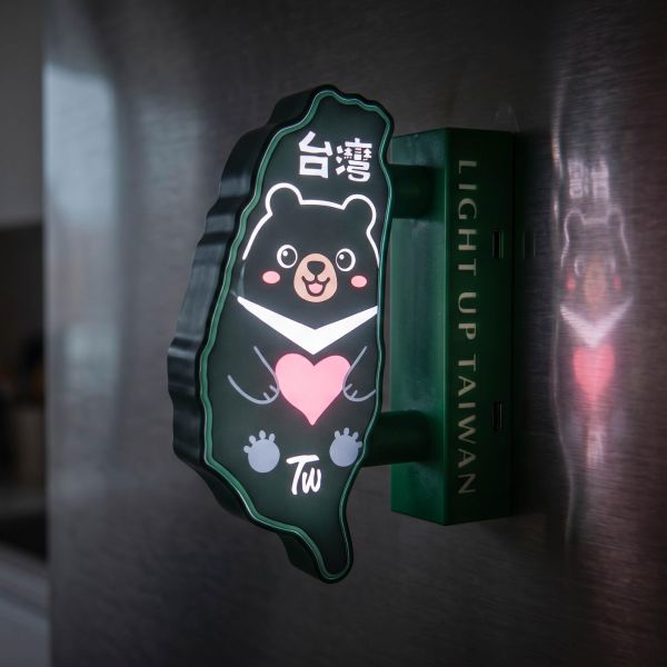 台灣黑熊-磁吸雙面LED小燈箱 雙面LED小燈箱,磁吸雙面燈箱,台灣黑熊,黑熊,狗熊,台灣,我愛台灣,I love taiwan,小燈箱,磁鐵,吸鐵小招牌,冰箱吸小燈箱,造型磁,復古招牌,辦公桌小物,收藏品,文創商品,台灣文化,懷舊商品,復古風,紀念商品,台灣味,台灣文創,懷舊設計。