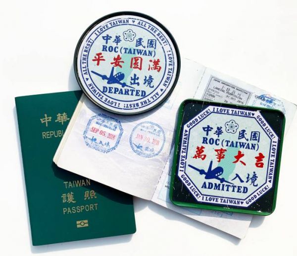 圓形磁鐵杯墊-出境平安 文創商品,台灣文化,懷舊商品,復古風,紀念商品,台灣味,台灣文創,杯墊,磁鐵,木子創意。
