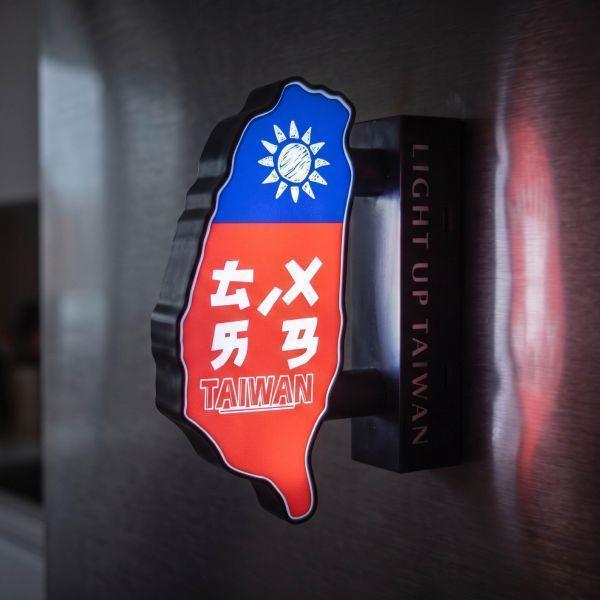 我愛台灣-磁吸雙面LED小燈箱 雙面LED小燈箱,磁吸雙面燈箱,台灣,我愛台灣,I love taiwan,小燈箱,磁鐵,吸鐵小招牌,冰箱吸小燈箱,造型磁,復古招牌,辦公桌小物,收藏品,文創商品,台灣文化,懷舊商品,復古風,紀念商品,台灣味,台灣文創,懷舊設計。