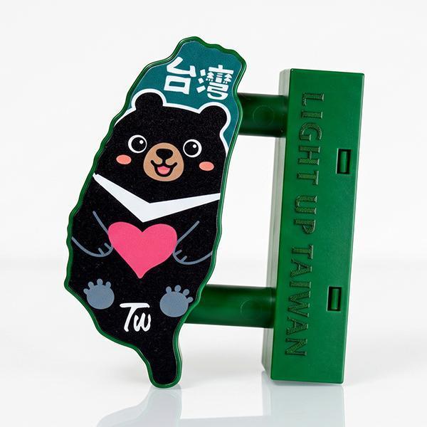 台灣黑熊-磁吸雙面LED小燈箱 雙面LED小燈箱,磁吸雙面燈箱,台灣黑熊,黑熊,狗熊,台灣,我愛台灣,I love taiwan,小燈箱,磁鐵,吸鐵小招牌,冰箱吸小燈箱,造型磁,復古招牌,辦公桌小物,收藏品,文創商品,台灣文化,懷舊商品,復古風,紀念商品,台灣味,台灣文創,懷舊設計。