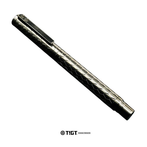 鈦金屬龍鱗紋鋼珠筆 - 鍛造鈦金屬精製 限量商品,彩妝,鈦金屬,錶帶,餐盒,餐具,鍋具,便當盒,營養午餐,露營,癌症,罕見疾病,SPACE X,LISA,GD,台積電,LV,BV,BMW,BENZ,TESLA,輝達,黃仁勳,IF設計獎,鈦,LVMH,保時捷,日本,JAPAN,設計,鈦金,屬,GQ,Snowpeak,Audi,VW,00887,deepseek,新光三越,防護包,筆,萬寶龍,鋼珠筆,簽約,Audi
