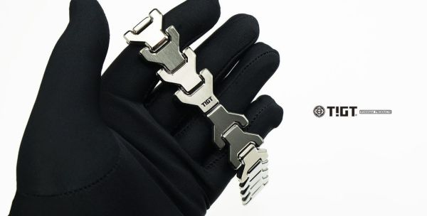 多用途鈦錶帶 - <銀色>鈦金屬錶帶 + 蝴蝶扣具 - 22mm 及 Apple系列可用 Apple Watch,勞力士,鈦金屬,錶帶,LVMH,Garmin,Iphone15,BMW,MG,IMAX,GQ,犀牛盾,鈦金屬,露營,健康,癌症,罕見疾病,LV,BV,BMW,BENZ,TESLA,輝達,黃仁勳,IF設計獎,鈦,LVMH,保時捷,日本,JAPAN,設計,鈦金屬,露營,GQ,Snowpeak,Audi,VW