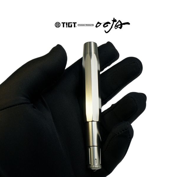 鈦金屬八角短版鋼筆 - 不銹鋼筆夾 + SCHMIDT 筆尖 限量商品,彩妝,鈦金屬,錶帶,餐盒,餐具,鍋具,便當盒,營養午餐,露營,癌症,罕見疾病,SPACE X,LISA,GD,台積電,LV,BV,BMW,BENZ,TESLA,輝達,黃仁勳,IF設計獎,鈦,LVMH,保時捷,日本,JAPAN,設計,鈦金,屬,GQ,Snowpeak,Audi,VW,00887,deepseek,新光三越,防護包,筆,萬寶龍,鋼珠筆,簽約,Audi