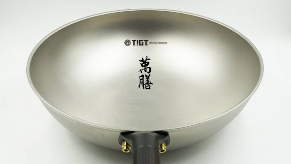 TIGT-萬膳純鈦炒鍋-直徑約32公分 <99% 鈦金屬一體成型製成> 彩妝,鈦金屬,LVMH,保時捷,日本,JAPAN,設計,鈦金屬,露營,GQ,Snowpeak,BMW,Audi,tesla,VW,Apple