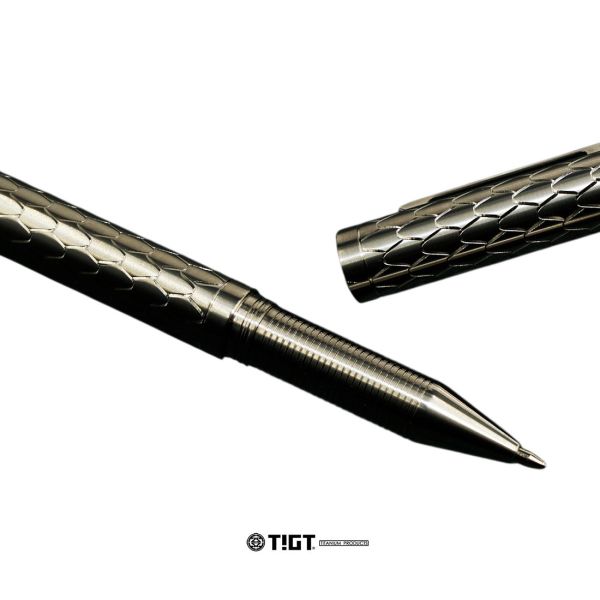 鈦金屬龍鱗紋鋼珠筆 - 鍛造鈦金屬精製 限量商品,彩妝,鈦金屬,錶帶,餐盒,餐具,鍋具,便當盒,營養午餐,露營,癌症,罕見疾病,SPACE X,LISA,GD,台積電,LV,BV,BMW,BENZ,TESLA,輝達,黃仁勳,IF設計獎,鈦,LVMH,保時捷,日本,JAPAN,設計,鈦金,屬,GQ,Snowpeak,Audi,VW,00887,deepseek,新光三越,防護包,筆,萬寶龍,鋼珠筆,簽約,Audi