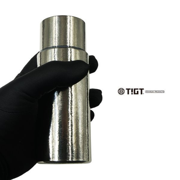 鈦隨身瓶 - 200ml - 瓶身內外皆純鈦製作，真空斷熱可保溫4至6小時 限量商品,彩妝,鈦金屬,錶帶,餐盒,餐具,鍋具,便當盒,營養午餐,露營,癌症,罕見疾病,SPACE X,LISA,GD,台積電,LV,BV,BMW,BENZ,TESLA,輝達,黃仁勳,IF設計獎,鈦,LVMH,保時捷,日本,JAPAN,設計,鈦金,屬,GQ,Snowpeak,Audi,VW,00887,deepseek,川普,關稅,關稅戰