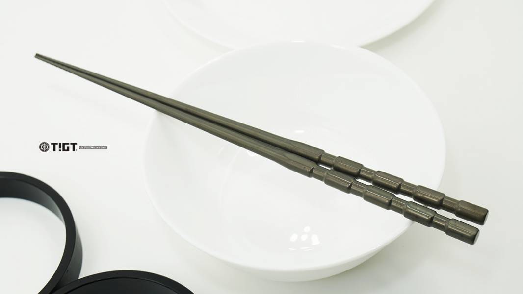 TIGT-鈦箸之峯- 匠人手工拋光-窯炙灰版本- 255mm長度版本-精裝木盒限量版-一雙裝 TIGT 鈦箸之峯 美國鍛造醫療鈦 限量桐木盒 255mm長度 實心一體成型